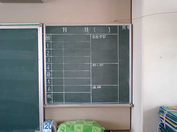連絡黒板貼替修理1